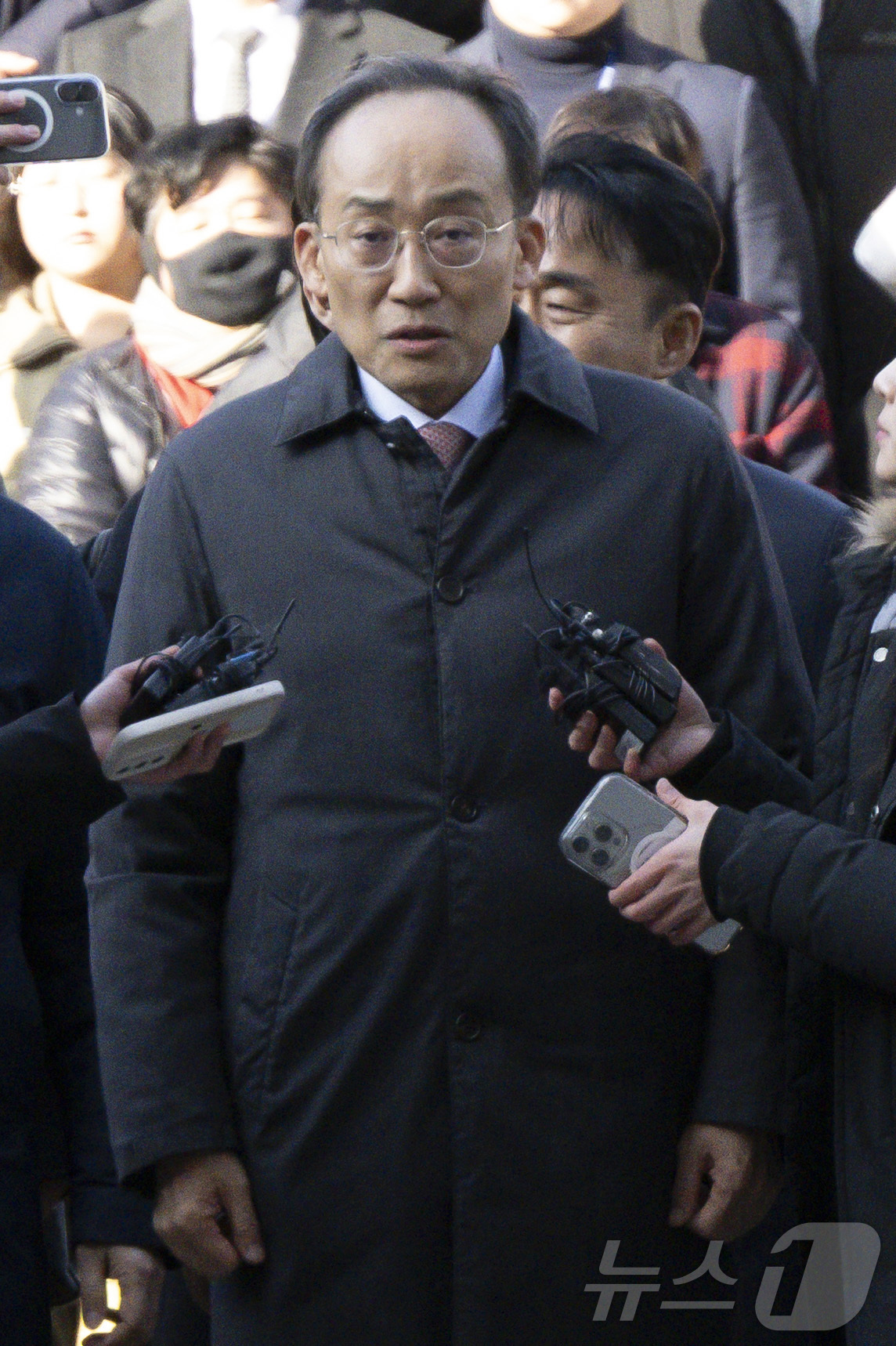 (서울=뉴스1) 오대일 기자 = 계엄 해제 표결 방해 혐의를 받는 추경호 국민의힘 전 원내대표가 2일 서울 서초구 서울중앙지방법원에서 열린 구속 전 피의자심문(영장실질심사)에 출석 …