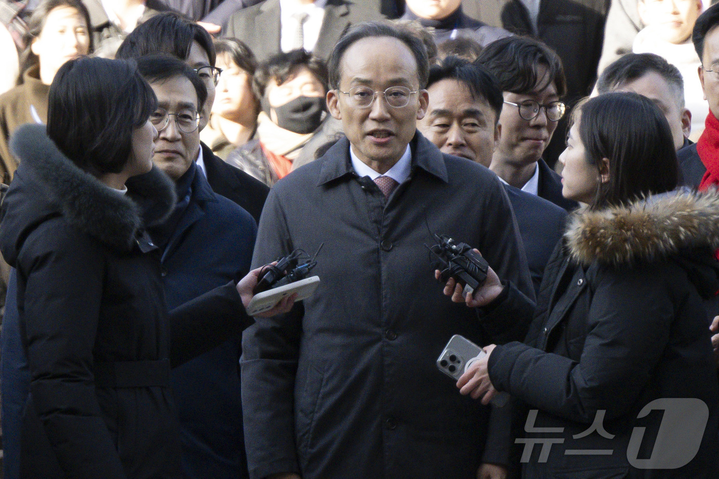 (서울=뉴스1) 오대일 기자 = 계엄 해제 표결 방해 혐의를 받는 추경호 국민의힘 전 원내대표가 2일 서울 서초구 서울중앙지방법원에서 열린 구속 전 피의자심문(영장실질심사)에 출석 …