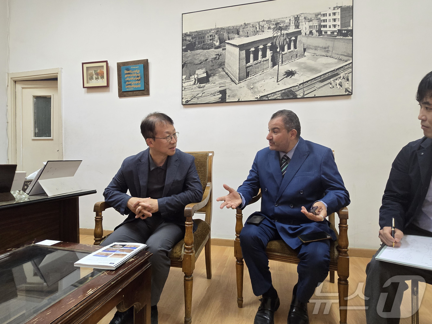 (서울=뉴스1) 오대일 기자 = 최보근 국가유산청 차장이 1일 오전(현지시간) 이집트 카이로 소재의 이집트 유물최고위원회 사무실에서 히샴 엘 레이시 보존기록국장을 만나 이집트에서 …