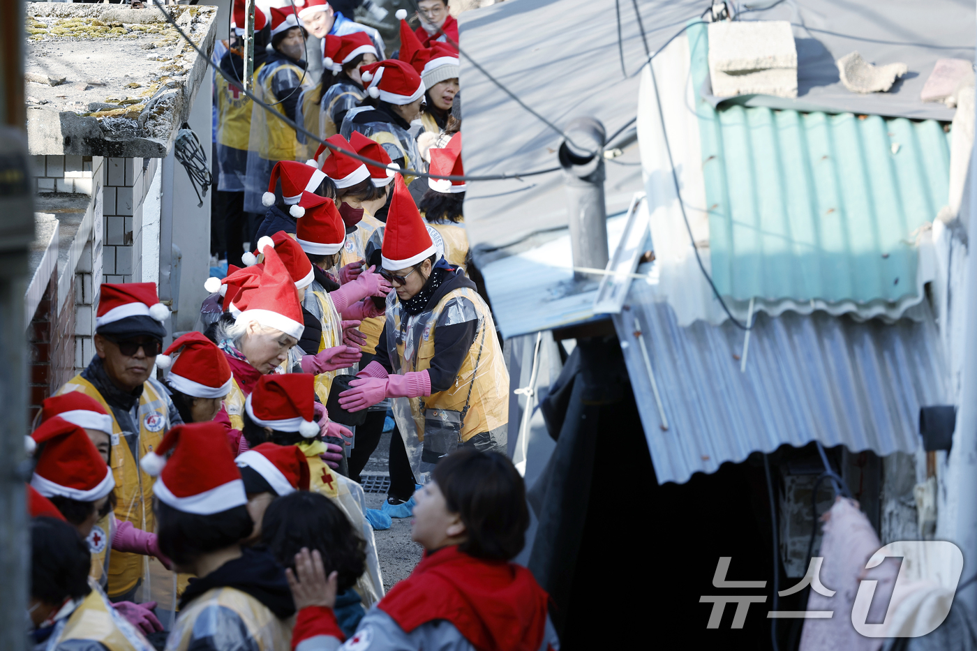 (서울=뉴스1) 박정호 기자 = 고려아연 임직원들과 대한적십자사 봉사원들이 2일 오후 서울 노원구 상계동 일대에서 취약계층에게 전달할 연탄을 나르고 있다.이날 진행된 사랑의 연탄 …