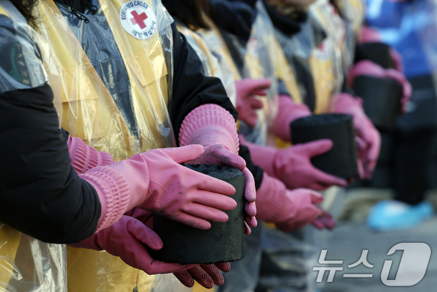 (서울=뉴스1) 박정호 기자 = 고려아연 임직원들과 대한적십자사 봉사원들이 2일 오후 서울 노원구 상계동 일대에서 취약계층에게 전달할 연탄을 나르고 있다.이날 진행된 사랑의 연탄 …