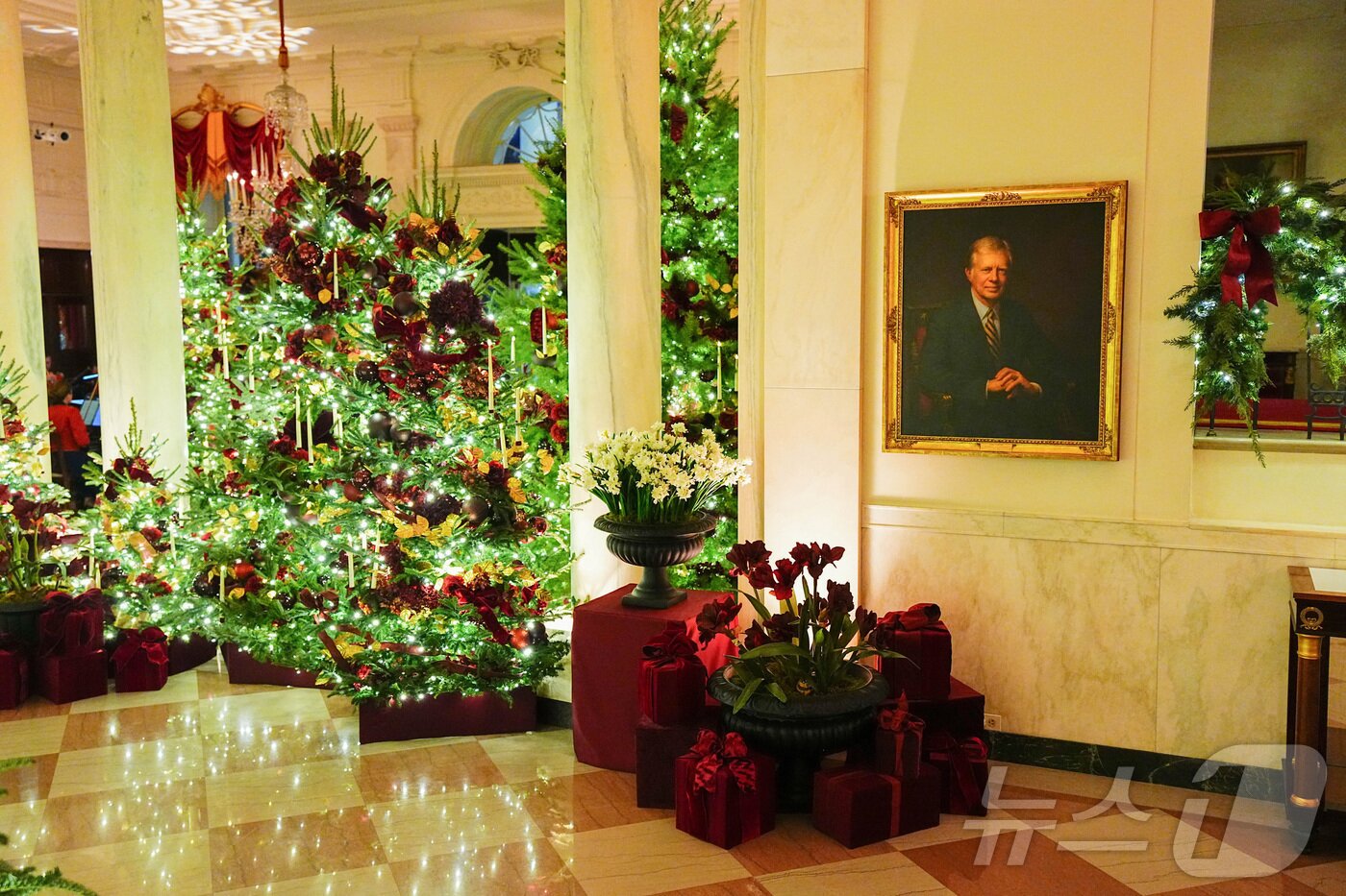 본문 이미지 - 백악관의 2025년 크리스마스 장식 언론 공개 행사. 백악관 그랜드 포이어에 설치된 크리스마스트리가 반짝반짝 빛나고 있다. 2025.12.01. ⓒ 로이터=뉴스1 ⓒ News1 권영미 기자