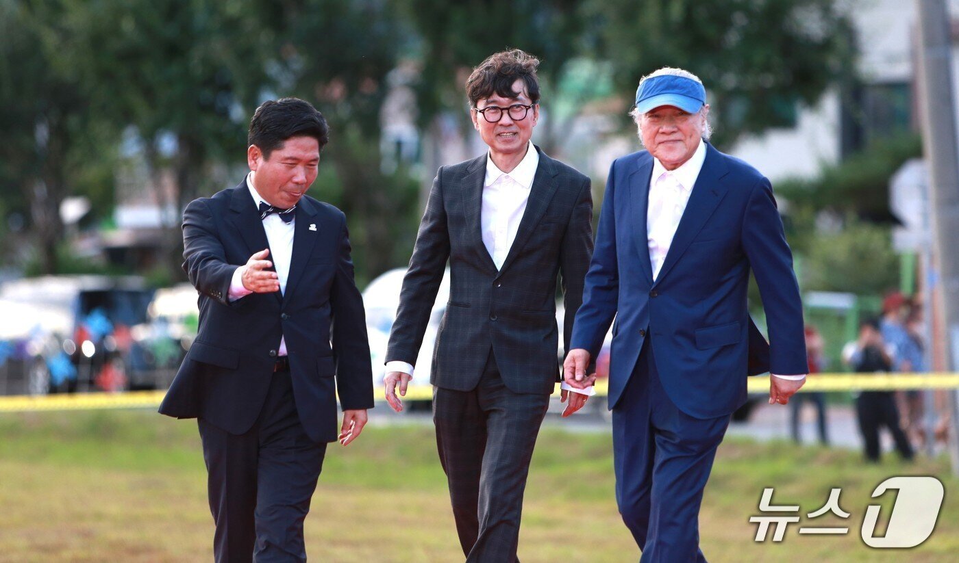 본문 이미지 - 김창규 충북 제천시장&#40;왼쪽&#41;이 충북 제천비행장에서 열린 21회 제천국제음악영화제&#40;JIMFF&#41;에서 한국영화의 산 증인 장항준&#40;중앙&#41;·이장호&#40;오른쪽&#41; 감독을 레드카펫으로 안내하고 있다. 2025.9.4//뉴스1 손도언 기자 