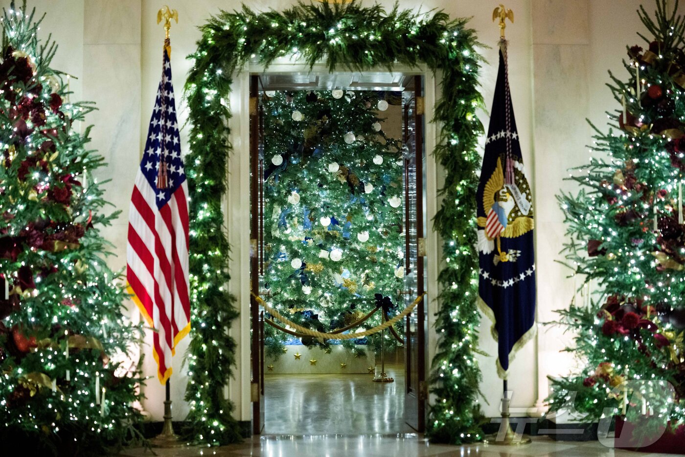 본문 이미지 - 2025년 백악관 크리스마스 장식 언론 공개 행사에서 선보인 워싱턴 D.C. 백악관 그랜드 포이어와 블루룸에 설치된 크리스마스트리와 장식들.2025.12.01. ⓒ 로이터=뉴스1 ⓒ News1 권영미 기자