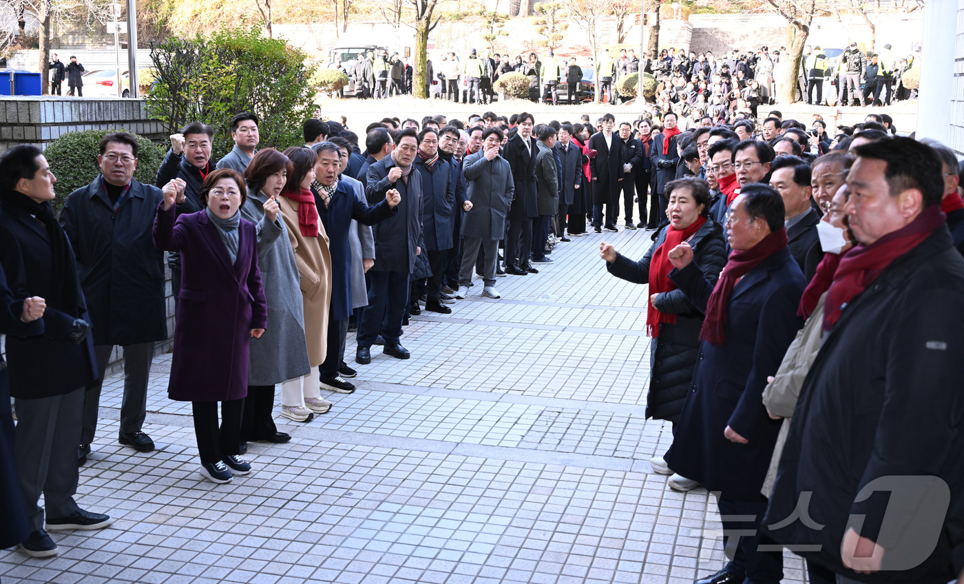 (서울=뉴스1) 오대일 기자 = 추경호 국민의힘 의원이 2일 서울 서초구 서울중앙지방법원에서 열린 구속 전 피의자 심문(영장실질심사)에 출석하는 가운데, 국민의힘 의원들이 추경호 …