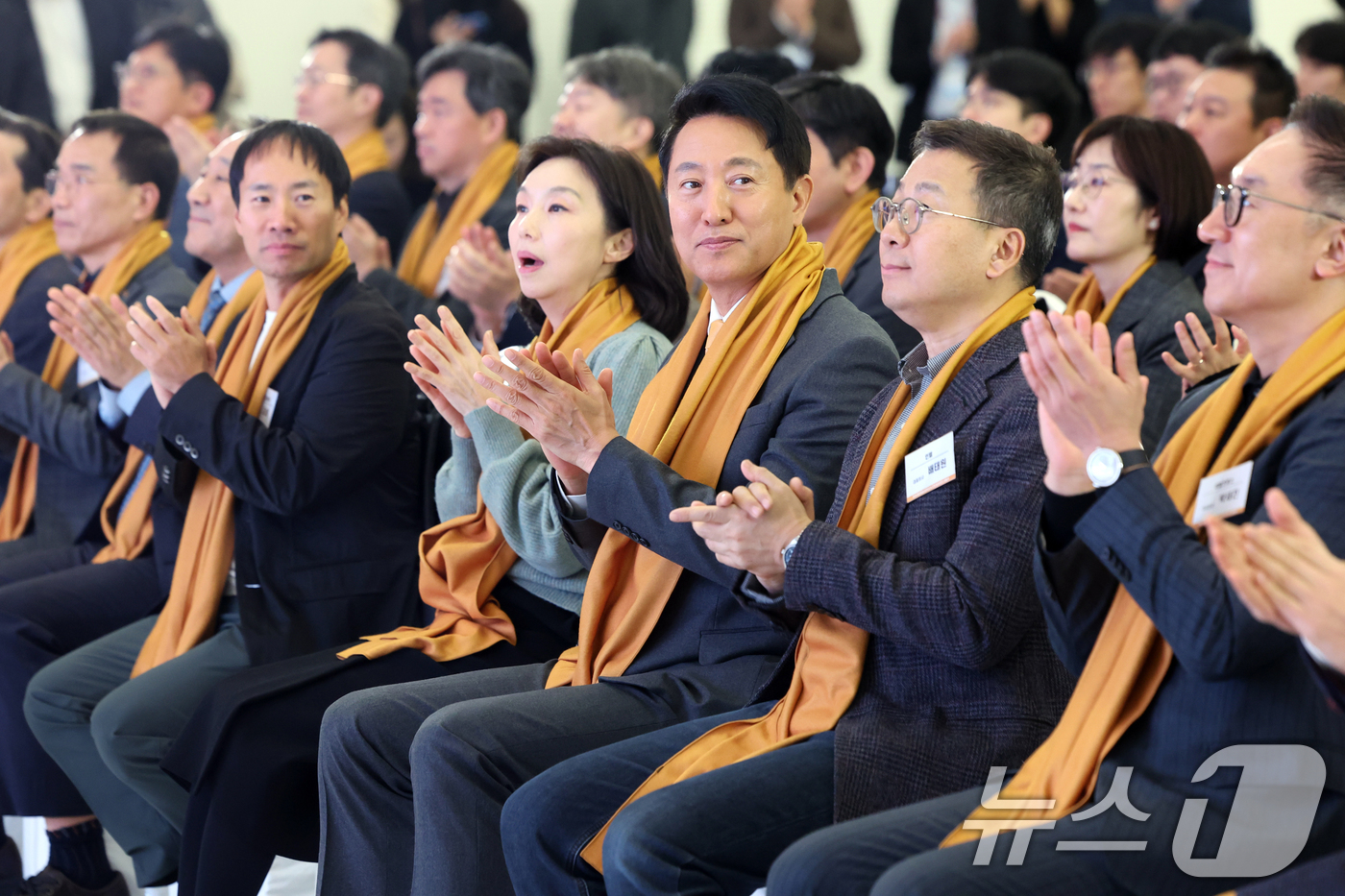 (서울=뉴스1) 황기선 기자 = 오세훈 서울시장이 2일 오후 서울 중구 동대문디자인플라자(DDP)에서 열린  '2025 청년취업사관학교 AI 인재 페스티벌'에서 참석자들과 박수를 …