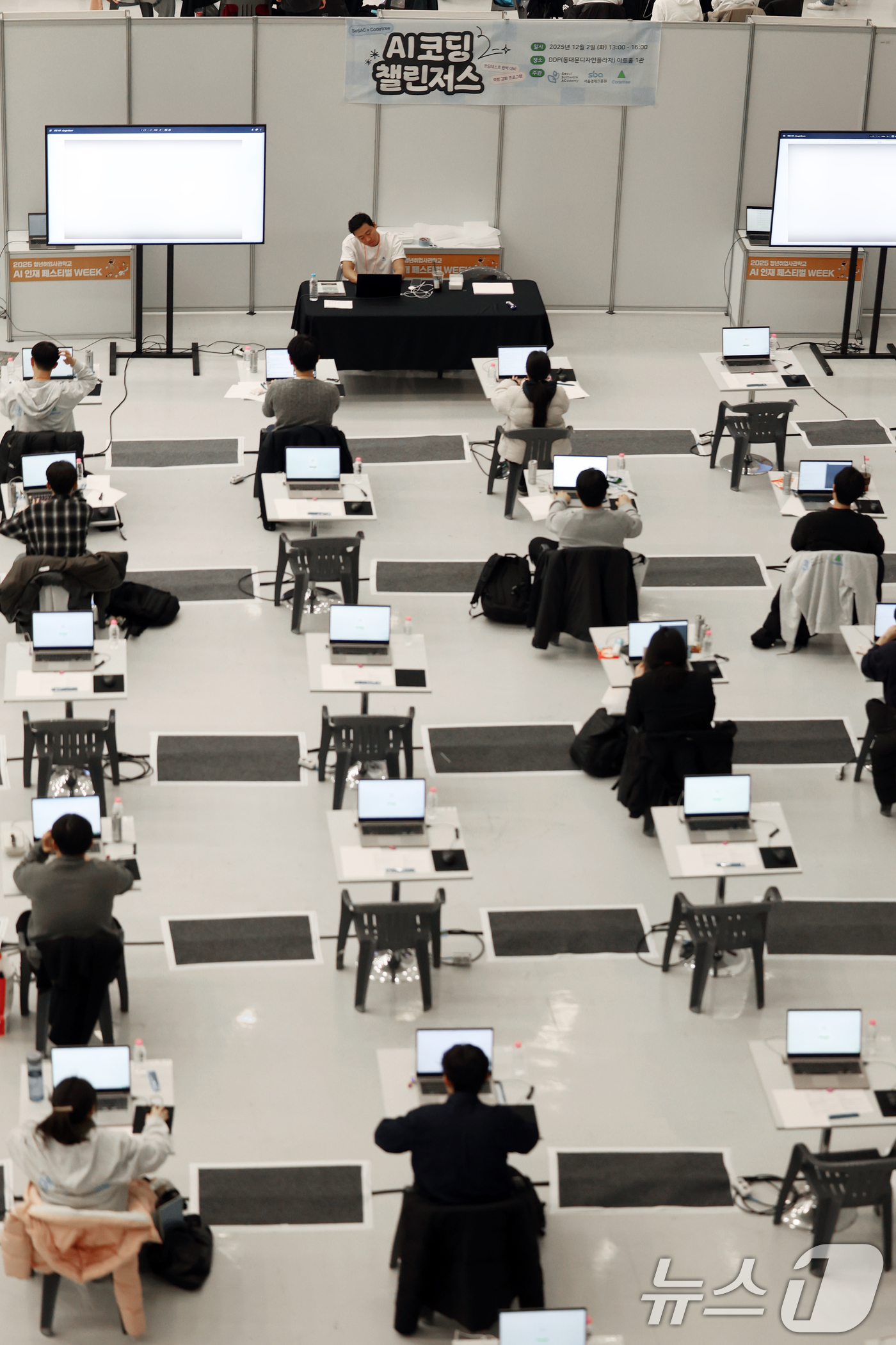 (서울=뉴스1) 황기선 기자 = 2일 오후 서울 중구 동대문디자인플라자(DDP)에서 열린 '2025 청년취업사관학교 AI 인재 페스티벌'에서 AI코딩 챌린저스 참가자들이 코딩작업을 …