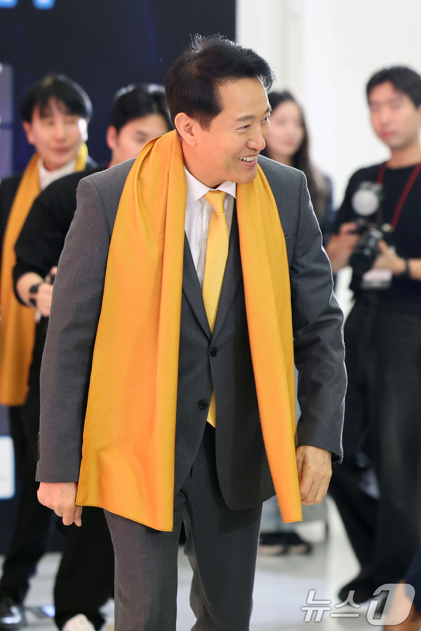 (서울=뉴스1) 황기선 기자 = 오세훈 서울시장이 2일 오후 서울 중구 동대문디자인플라자(DDP)에서 열린 '2025 청년취업사관학교 AI 인재 페스티벌'에 새로운 서울색인 '모닝 …