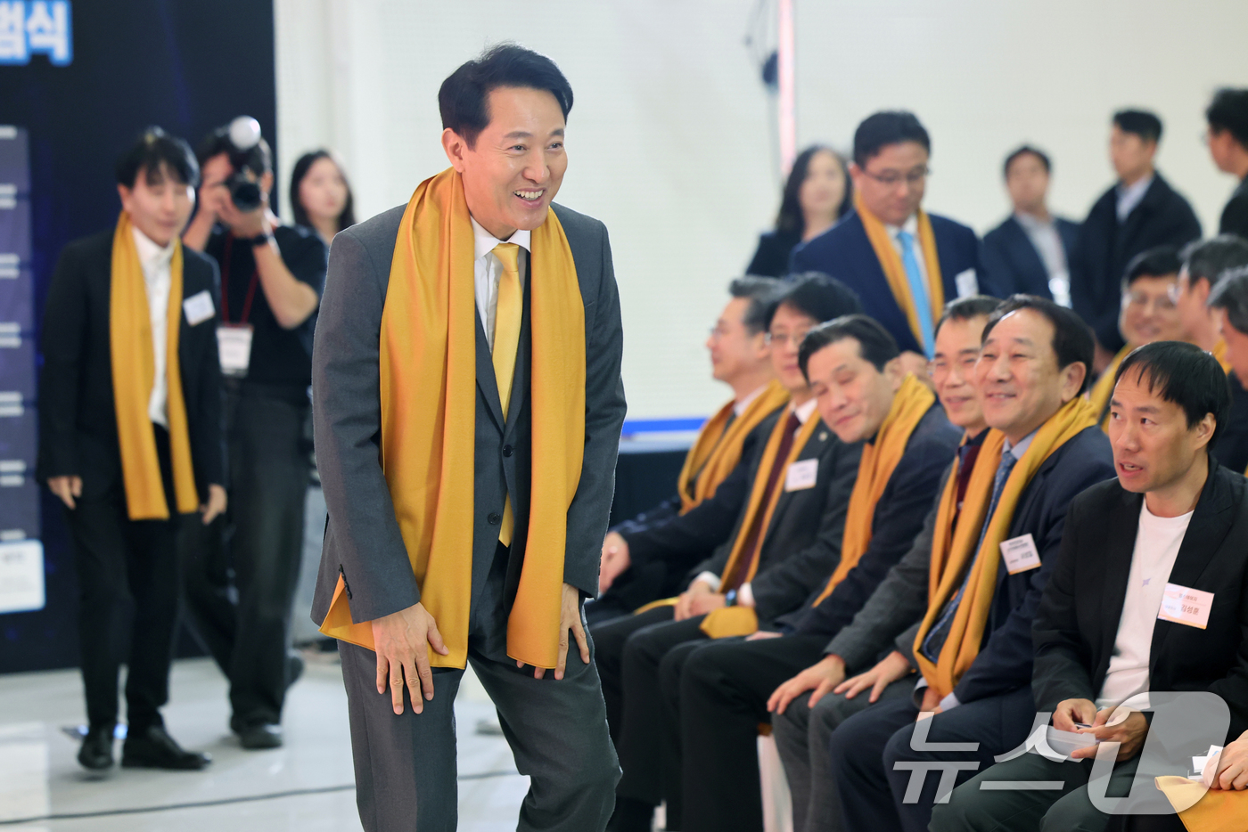 (서울=뉴스1) 황기선 기자 = 오세훈 서울시장이 2일 오후 서울 중구 동대문디자인플라자(DDP)에서 열린 '2025 청년취업사관학교 AI 인재 페스티벌'에 새로운 서울색인 '모닝 …