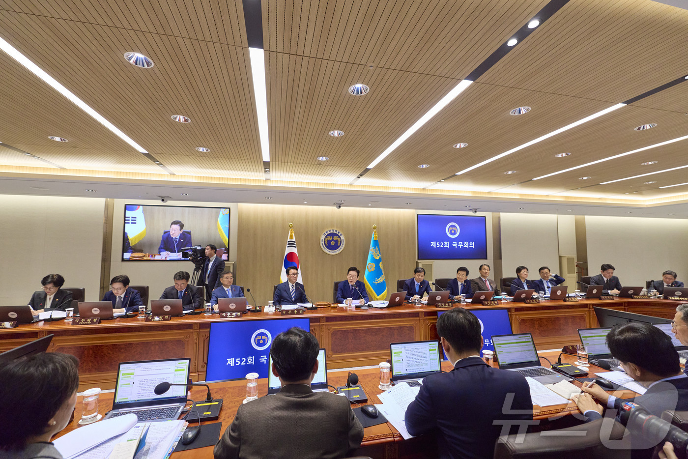 (서울=뉴스1) 이재명 기자 = 이재명 대통령이 2일 서울 용산 대통령실 청사에서 열린 국무회의에서 발언하고 있다. (대통령실 제공. 재판매 및 DB 금지)  2025.12.2/뉴 …