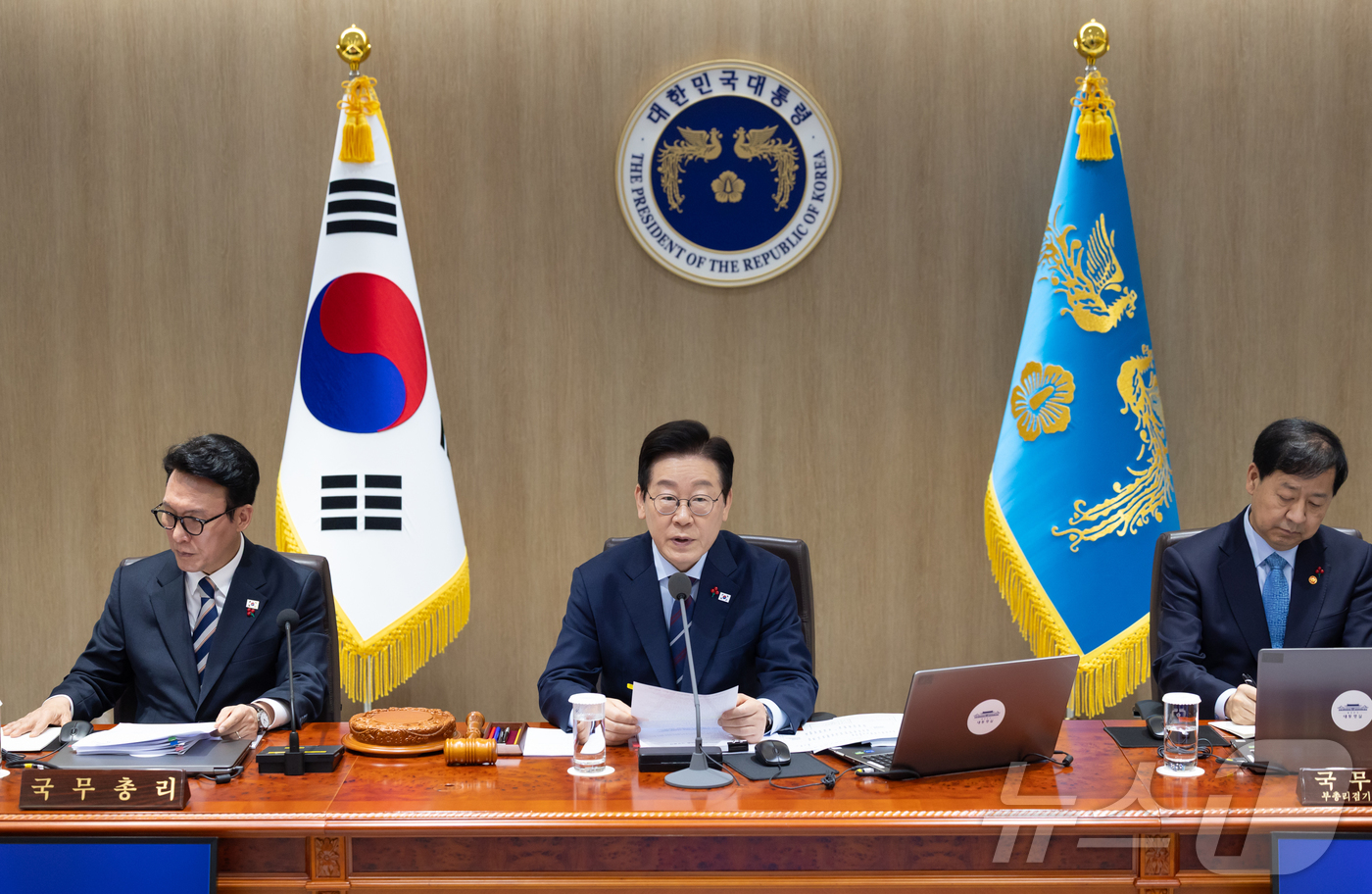 (서울=뉴스1) 이재명 기자 = 이재명 대통령이 2일 서울 용산 대통령실 청사에서 열린 국무회의에서 발언하고 있다. (대통령실 제공. 재판매 및 DB 금지)  2025.12.2/뉴 …