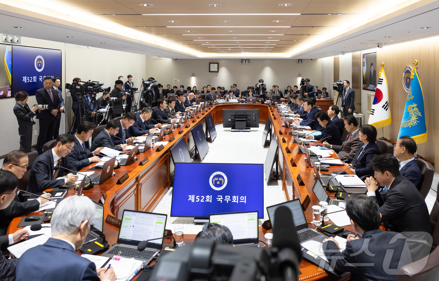 (서울=뉴스1) 이재명 기자 = 이재명 대통령이 2일 서울 용산 대통령실 청사에서 열린 국무회의에서 발언하고 있다. (대통령실 제공. 재판매 및 DB 금지)  2025.12.2/뉴 …