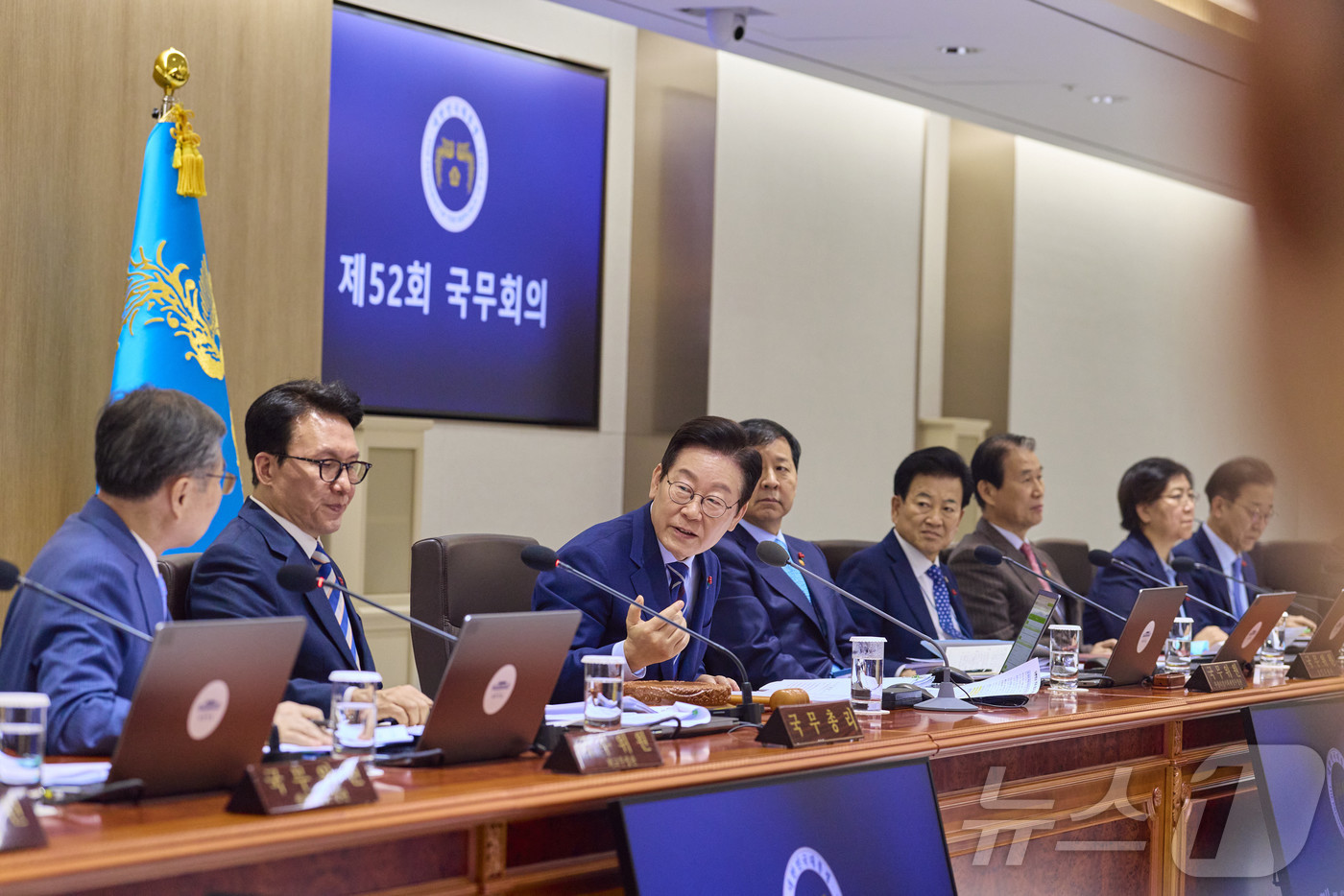 (서울=뉴스1) 이재명 기자 = 이재명 대통령이 2일 서울 용산 대통령실 청사에서 열린 국무회의에서 발언하고 있다. (대통령실 제공. 재판매 및 DB 금지)  2025.12.2/뉴 …