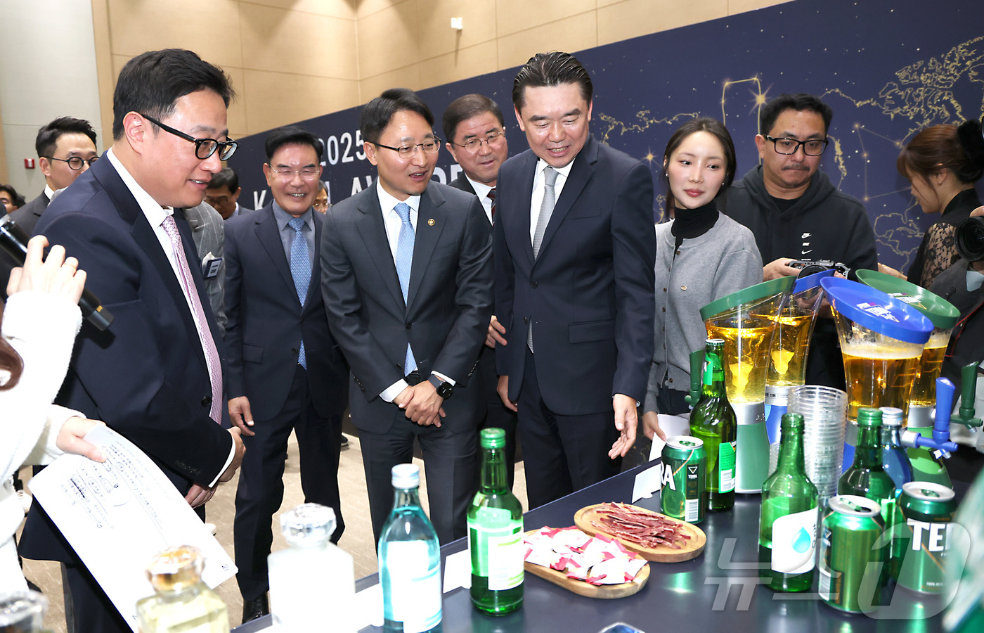 (세종=뉴스1) 김기남 기자 = 임광현 국세청장이 2일 오후 세종시 정부세종컨벤션센터에서 열린 2025 K-SUUL AWARD에 참석하여 12개 선정 주류들을 둘러보고 있다. 20 …