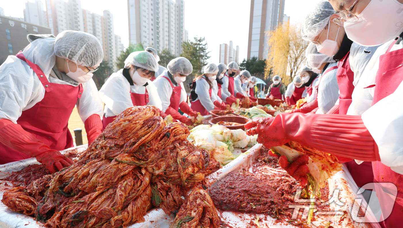 (전주=뉴스1) 유경석 기자 = 전북 혁신도시 이전 공공기관 합동 2025 사랑의 김장 나눔 행사가 열린 2일 전북 전주시 한국국토정보공사 본사 앞 광장에서 국민연금공단 직원들이 …
