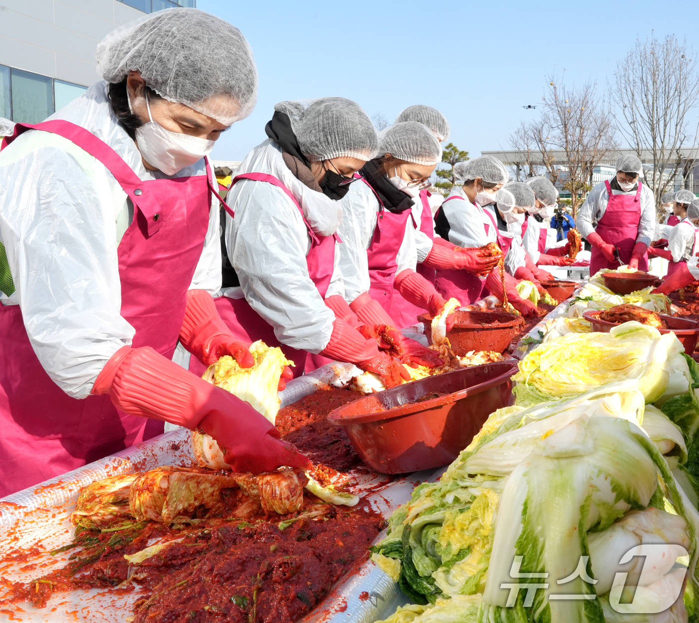 (전주=뉴스1) 유경석 기자 = 전북 혁신도시 이전 공공기관 합동 2025 사랑의 김장 나눔 행사가 열린 2일 전북 전주시 한국국토정보공사 본사 앞 광장에서 국민연금공단 직원들이 …