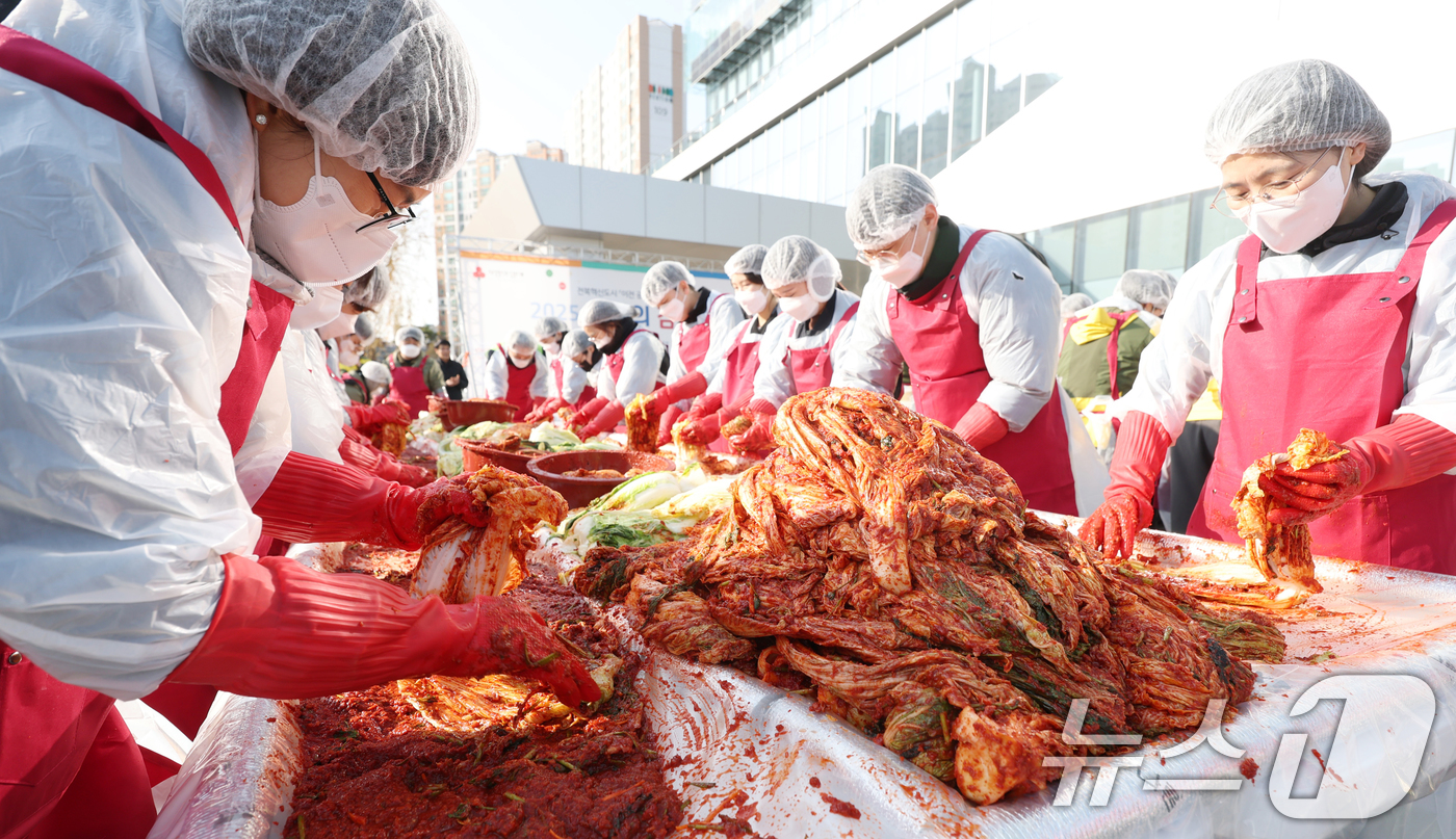 (전주=뉴스1) 유경석 기자 = 전북 혁신도시 이전 공공기관 합동 2025 사랑의 김장 나눔 행사가 열린 2일 전북 전주시 한국국토정보공사 본사 앞 광장에서 국민연금공단 직원들이 …
