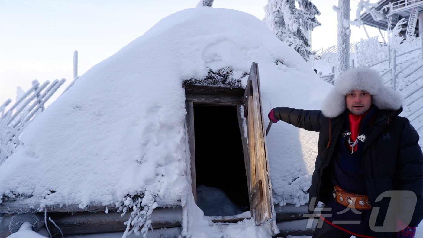 본문 이미지 - 사미족이자 가이드인 안테 아이키오 씨가 사미랜드의 야외 전시장에서 전통 가옥을 보여주고 있다. ⓒ News1 윤슬빈 관광전문기자
