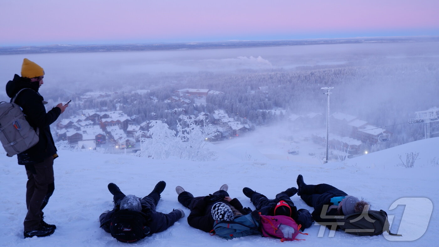 본문 이미지 - 눈 위에서 익살맞게 사진을 찍고 있는 여행객들의 모습ⓒ News1 윤슬빈 관광전문기자