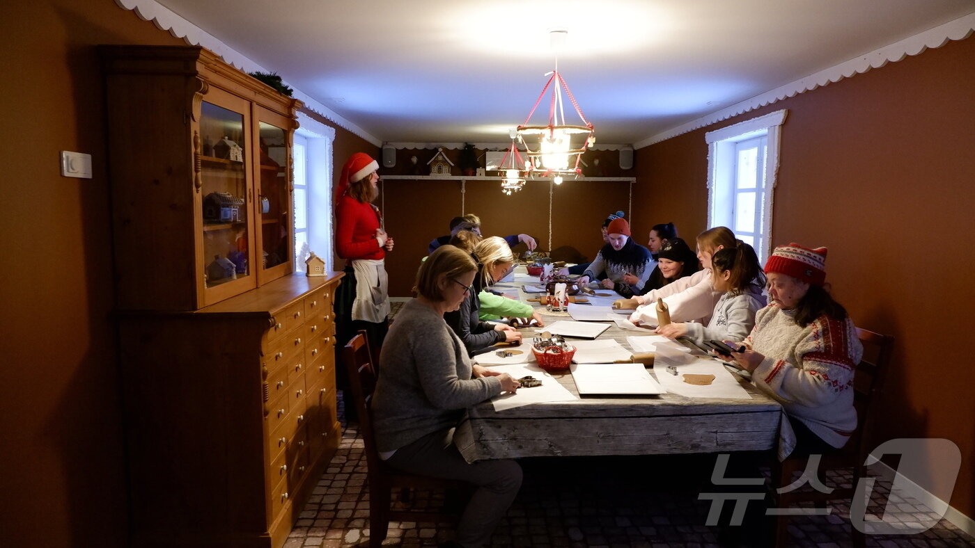 본문 이미지 - 진저쿠기를 만드는데 집중하는 체험객들의 모습ⓒ News1 윤슬빈 관광전문기자
