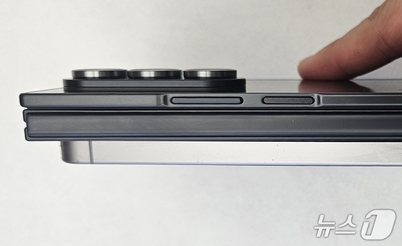 본문 이미지 - 갤럭시Z트라이폴드&#40;위&#41;와 갤럭시S25 두께 비교. 2025.12.02./뉴스1 ⓒNews1 김정현 기자
