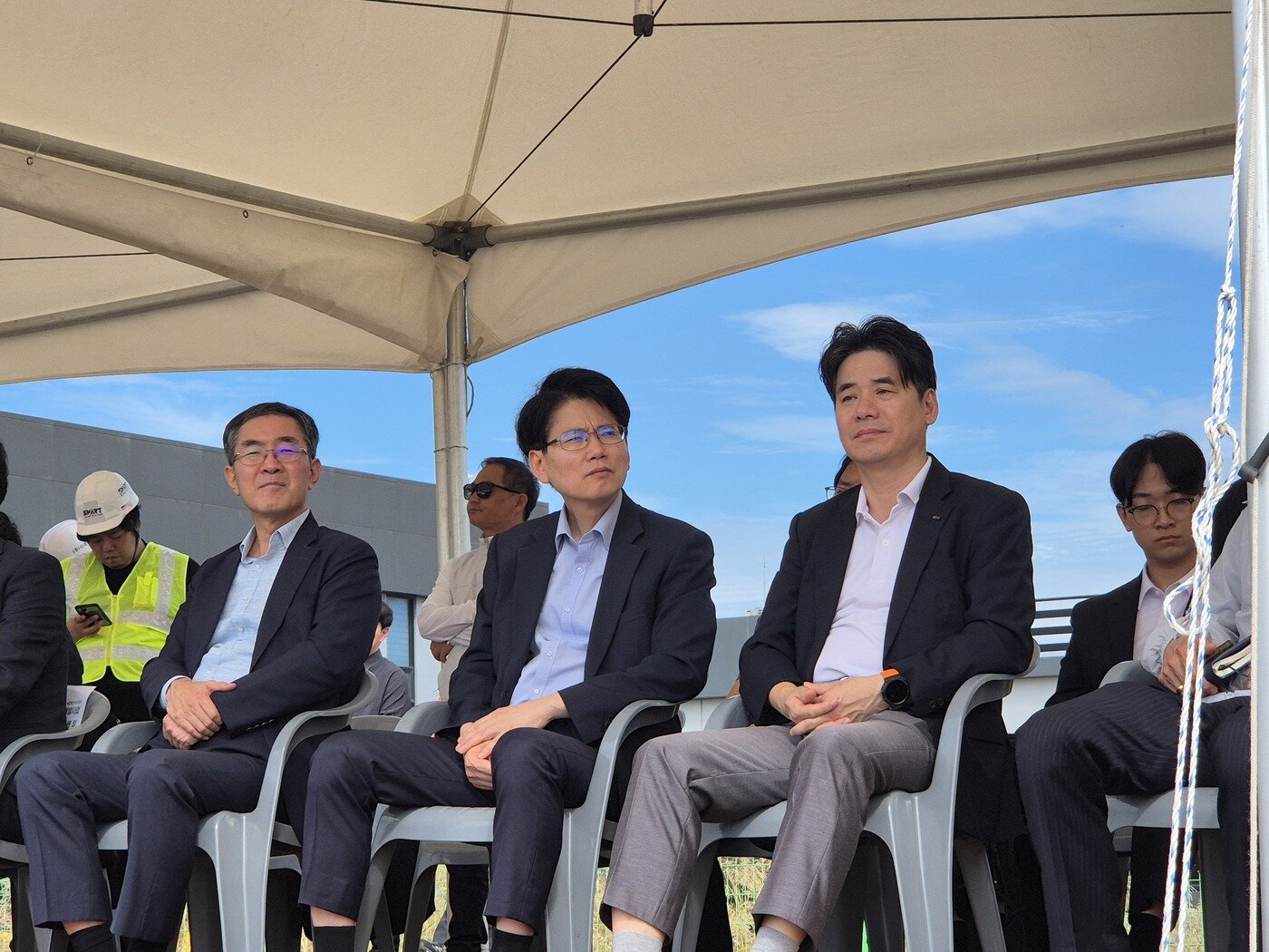 본문 이미지 - 김태병 국토교통부 기술안전정책관&#40;가운데&#41;이 지난 9월 23일 스마트건설 R&D의 토공 자동화 기술 시연을 참관하고 있다&#40;국토교통부 제공&#41;.