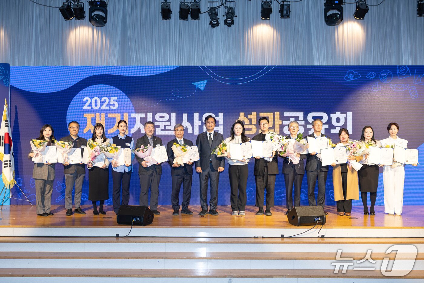 본문 이미지 - 이병권 중소벤처기업부 제2차관이 2일 서울 마포구 중소기업DMC타워에서 열린 &#39;2025년 재기지원사업 성과공유회&#39;에서 성과우수 사례자와 재기지원 유공자와 기념 촬영을 하고 있다. &#40;중기부 제공. 재판매 및 DB금지&#41;