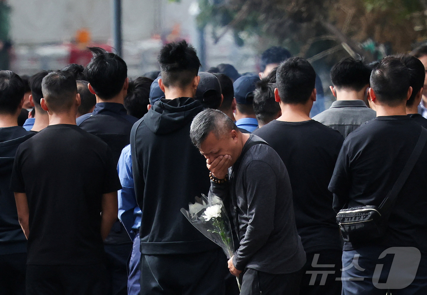 (홍콩 로이터=뉴스1) 이정환 기자 = 2일(현지시간) 중국 홍콩 타이포의 왕푹 코트 아파트 단지 옆에서 열린 화재 희생자 추모식에 참석하고 있다. 2025.12.02.ⓒ 로이터= …