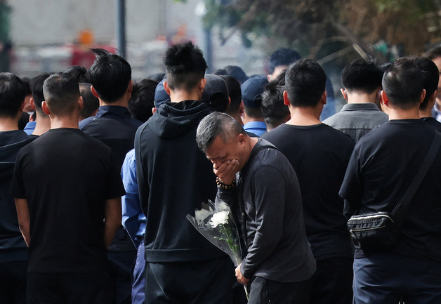 홍콩 아파트 화재 추모 속 크리스마스 파티 취소에 '갑론을박'