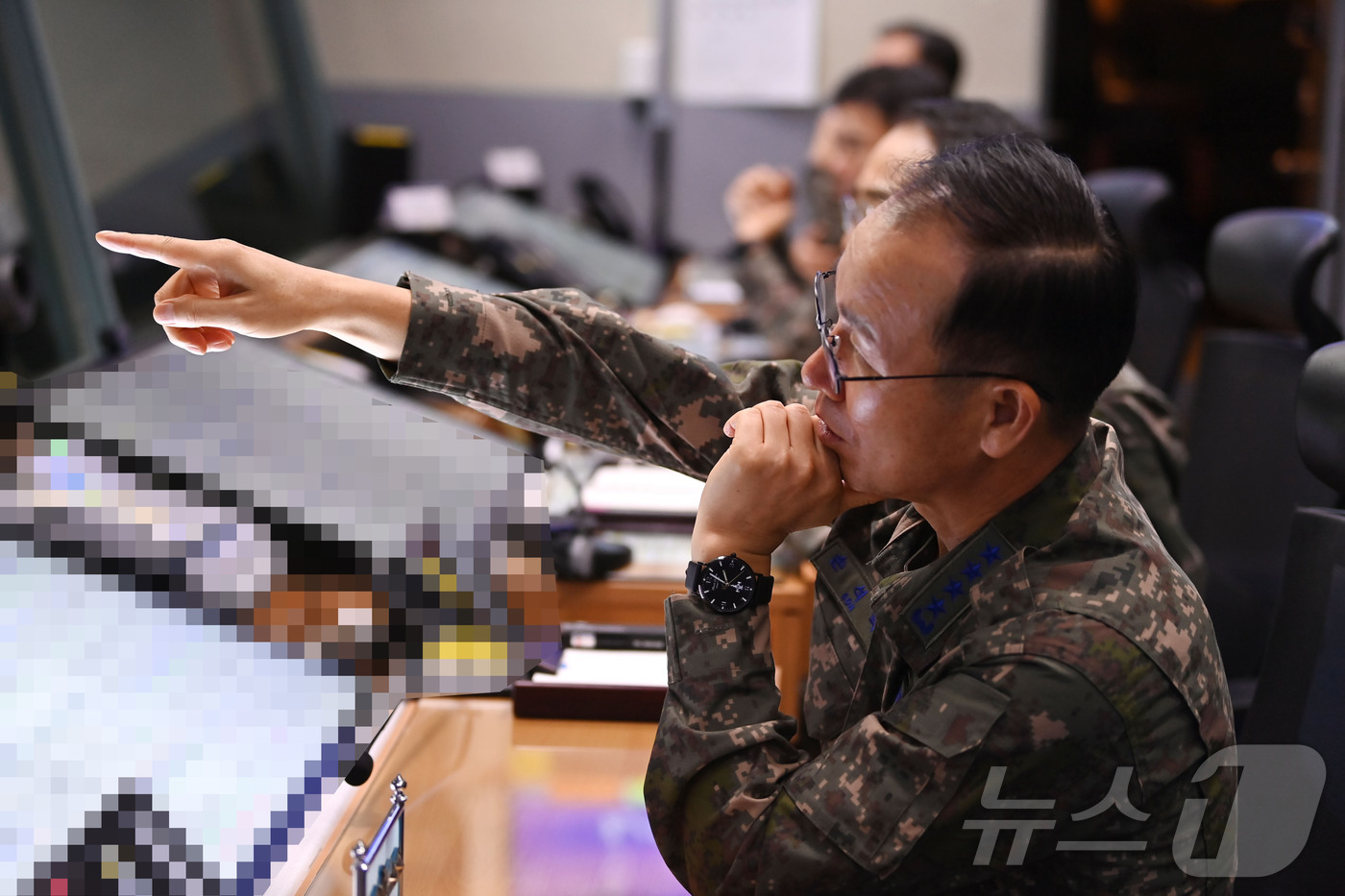 (서울=뉴스1) = 손석락 공군참모총장이 2일 공군작전사령부를 찾아 대비태세를 점검하고 한국항공우주작전본부(KAOC) 전투지휘소에서 현행작전에 대한 보고를 받고 있다. (공군 제공 …