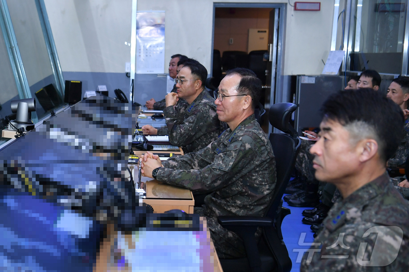 (서울=뉴스1) = 손석락 공군참모총장이 2일 공군작전사령부를 찾아 대비태세를 점검하고 한국항공우주작전본부(KAOC) 전투지휘소에서 현행작전에 대한 보고를 받고 있다. (공군 제공 …