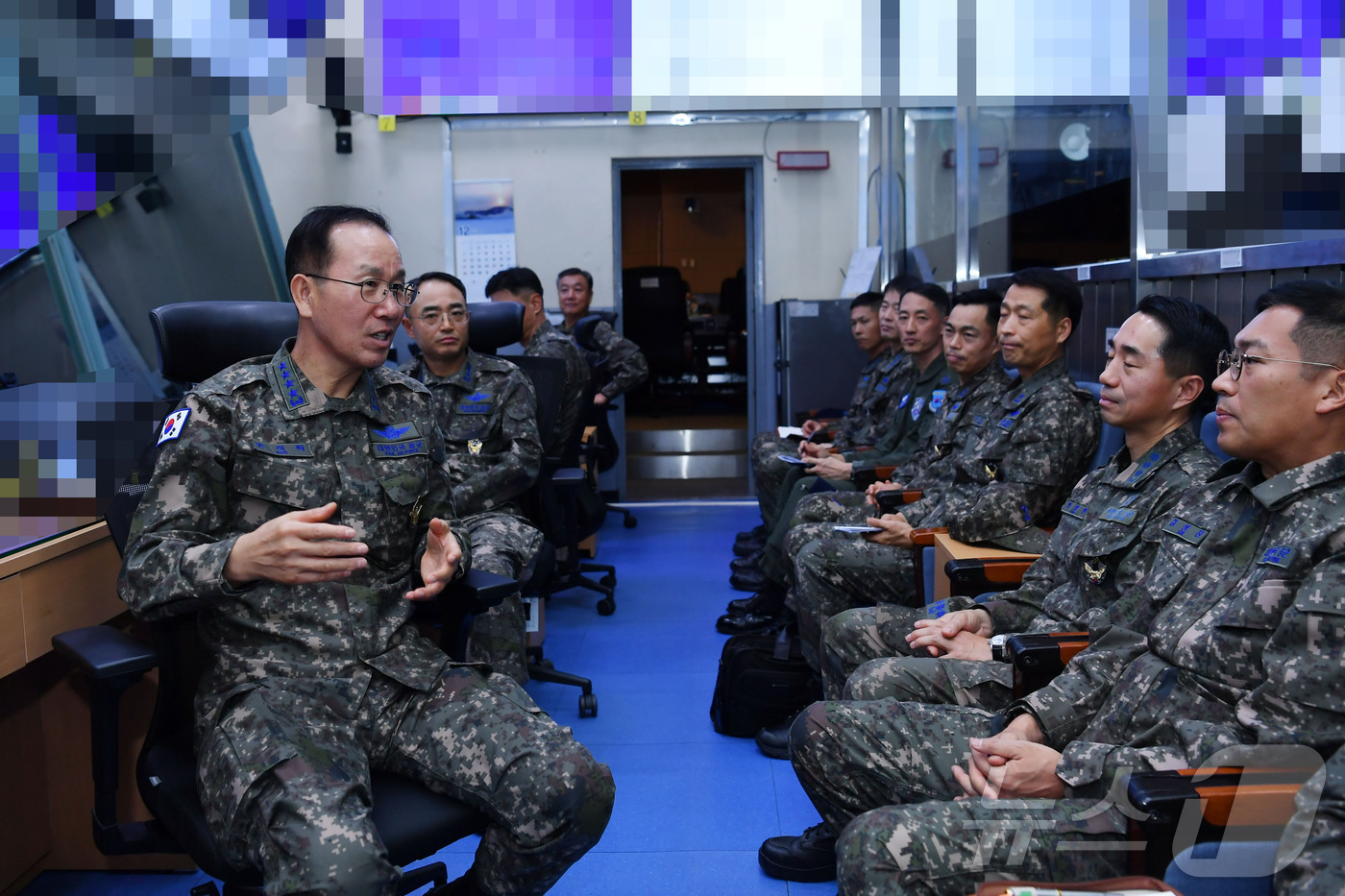 (서울=뉴스1) = 손석락 공군참모총장이 2일 공군작전사령부를 찾아 대비태세를 점검하고 한국항공우주작전본부(KAOC) 전투지휘소에서 주요 지휘관 참모들과 현행작전에 대해 토의하고 …