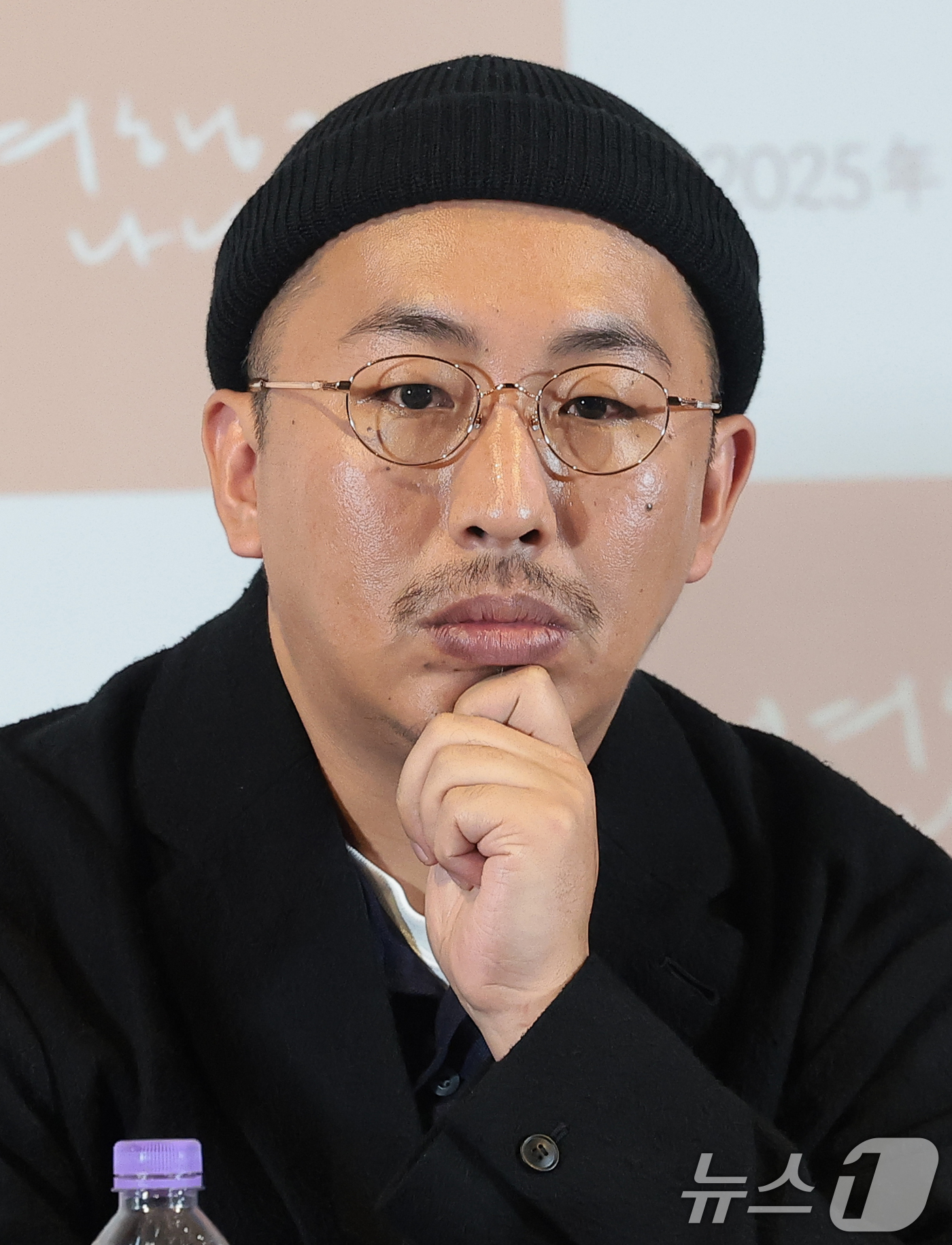 (서울=뉴스1) 권현진 기자 = 미야케 쇼 감독이 2일 서울 용산구 CGV용산아이파크몰에서 열린 영화 '여행과 나날' 언론 시사회 및 기자 간담회에서 생각에 잠겨있다.'여행과 나날 …