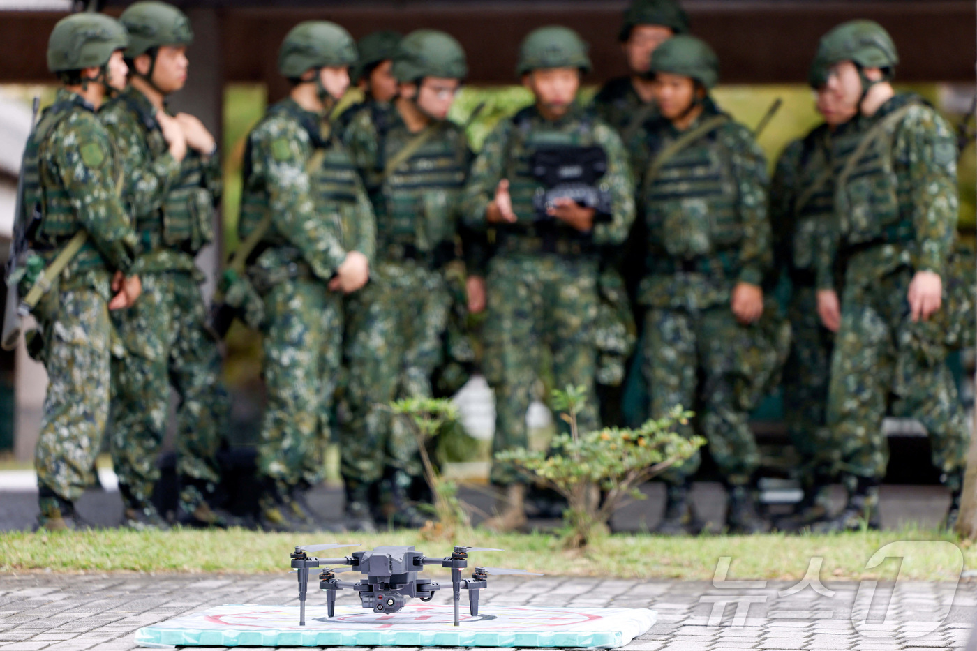(이란 로이터=뉴스1) 이정환 기자 = 대만 예비군들이 2일(현지시간) 대만 이란의 룽터 산업단지 서비스 센터에서 열린 훈련에 참가해 대만산 허머 2 드론을 조종하고 있다. 202 …
