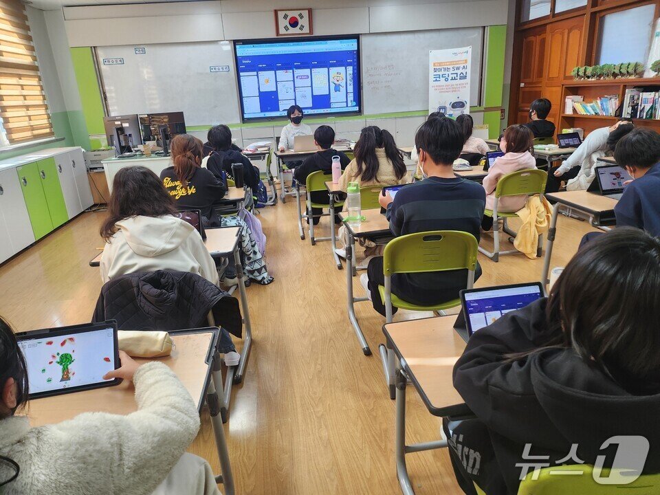 본문 이미지 -  &#39;찾아가는 AI·SW 창의융합 코딩캠프&#39;를 진행 장면.&#40;전남도교육청 제공, 재판매 및 DB 금지&#41;/뉴스1 
