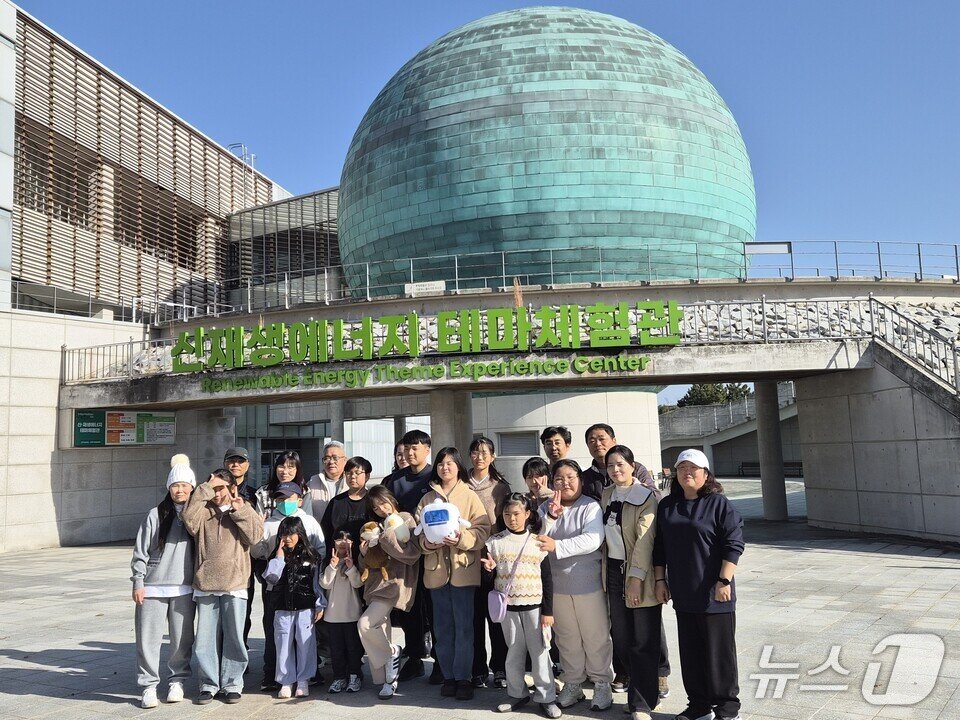 본문 이미지 -  &#39;자녀들과 함께 하는 생태가족여행&#39; 참가 학부모와 학생들이 기념사진을 찍고 있다.&#40;전남도교육청 제공, 재판매 및 DB 금지&#41;/뉴스1 