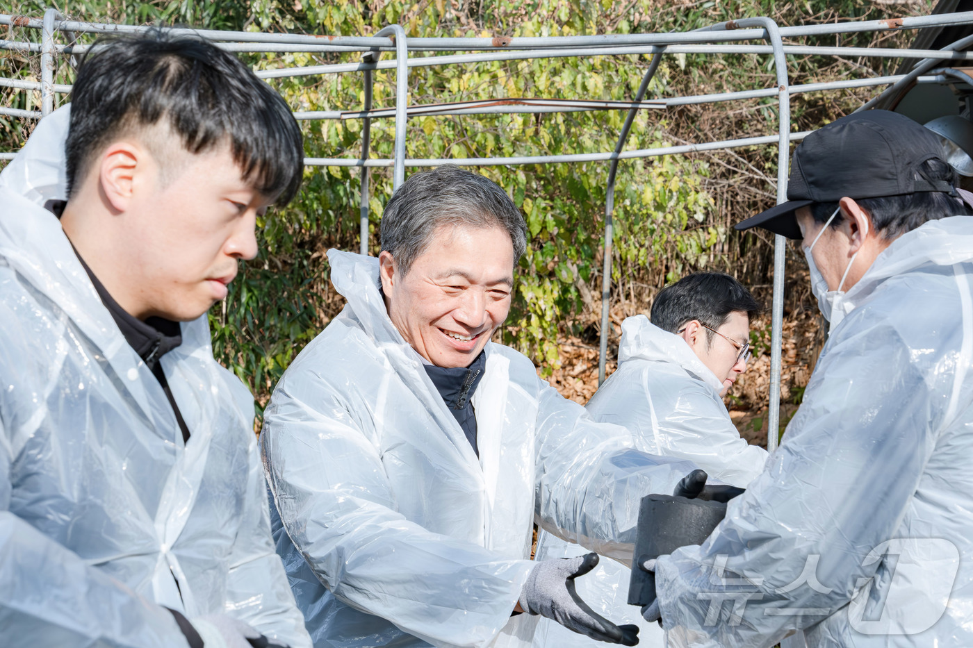 (서울=뉴스1) = 2일 인천시 중구에서 진행된 ‘연탄 나눔 봉사활동’에서 이학재 인천국제공항공사 사장이 연탄을 직접 나르고 있다. (인천국제공항공사 제공. 재판매 및 DB 금지) …