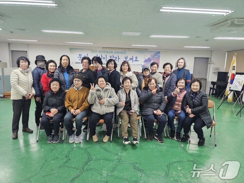 본문 이미지 - 목포제일정보중·고등학교 부설 평생교육원 학습자들이 시화전 기념사진을 찍고 있다.&#40;전남도교육청 제공, 재판매 및 DB 금지&#41;/뉴스1 