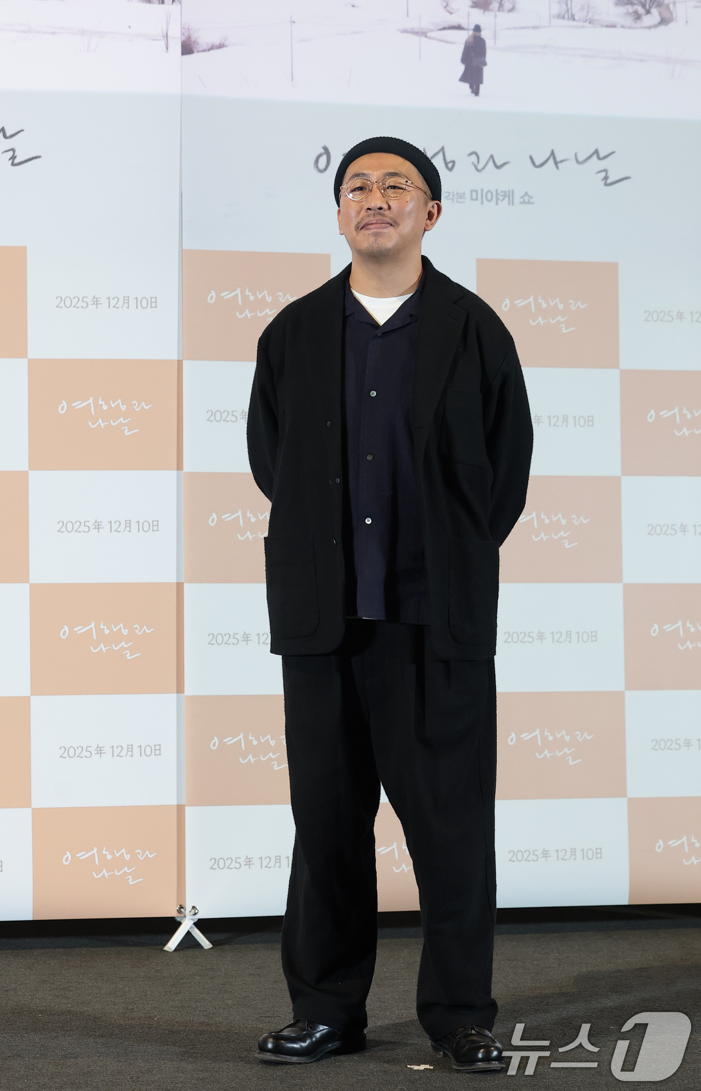 (서울=뉴스1) 권현진 기자 = 미야케 쇼 감독이 2일 서울 용산구 CGV용산아이파크몰에서 열린 영화 '여행과 나날' 언론 시사회 및 기자 간담회에서 포즈를 취하고 있다.'여행과 …