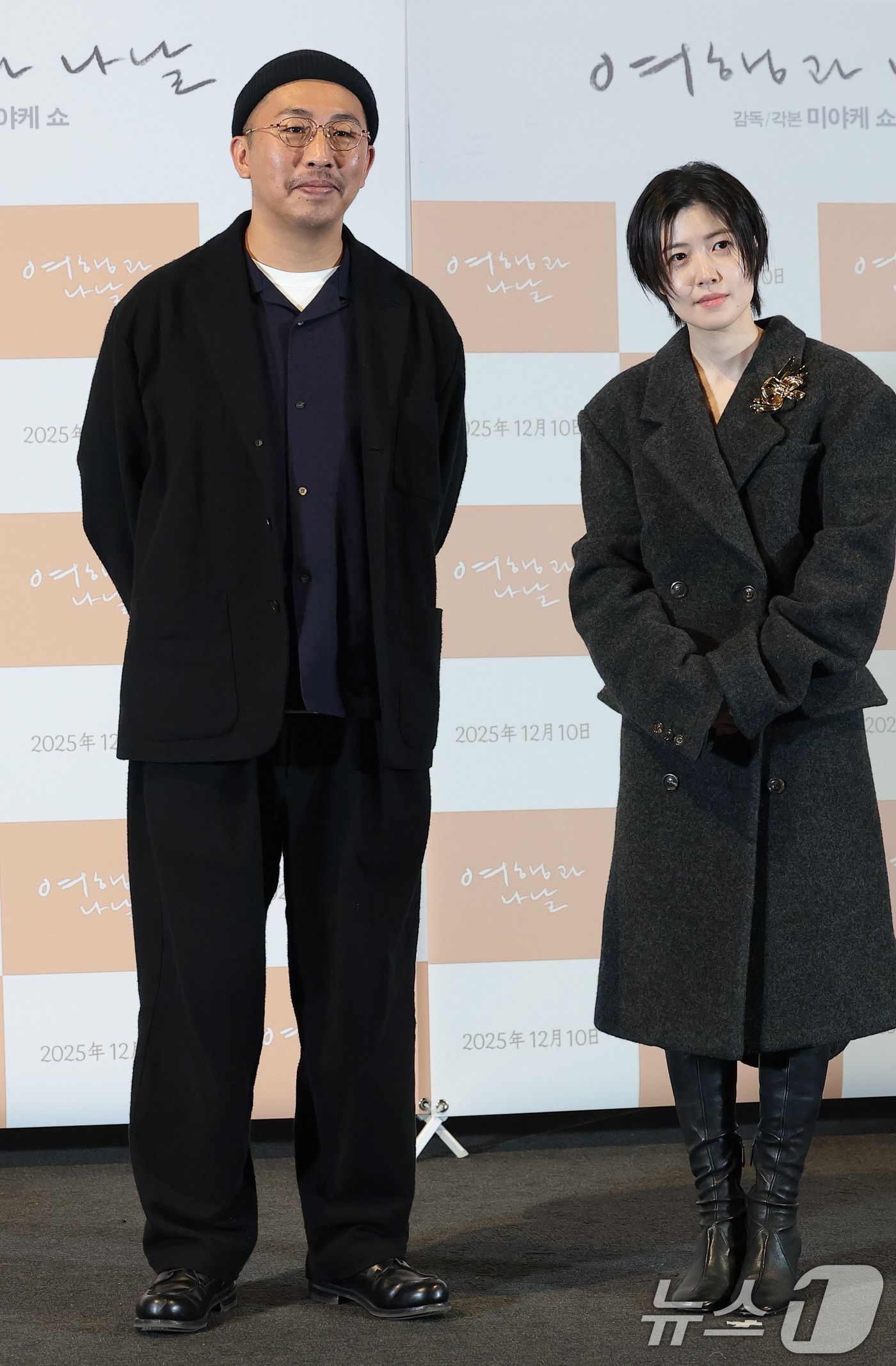 (서울=뉴스1) 권현진 기자 = 미야케 쇼 감독과 배우 심은경(오른쪽)이 2일 서울 용산구 CGV용산아이파크몰에서 열린 영화 '여행과 나날' 언론 시사회 및 기자 간담회에서 포즈를 …