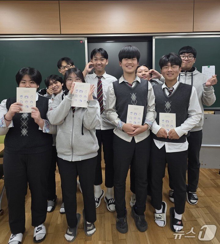 본문 이미지 - 진도지산중 학생들이  &#39;마음 한 조각&#39; 시집을 들고 기념사진을 찍고 있다.&#40;전남도교육청 제공, 재판매 및 DB 금지&#41;/뉴스1  