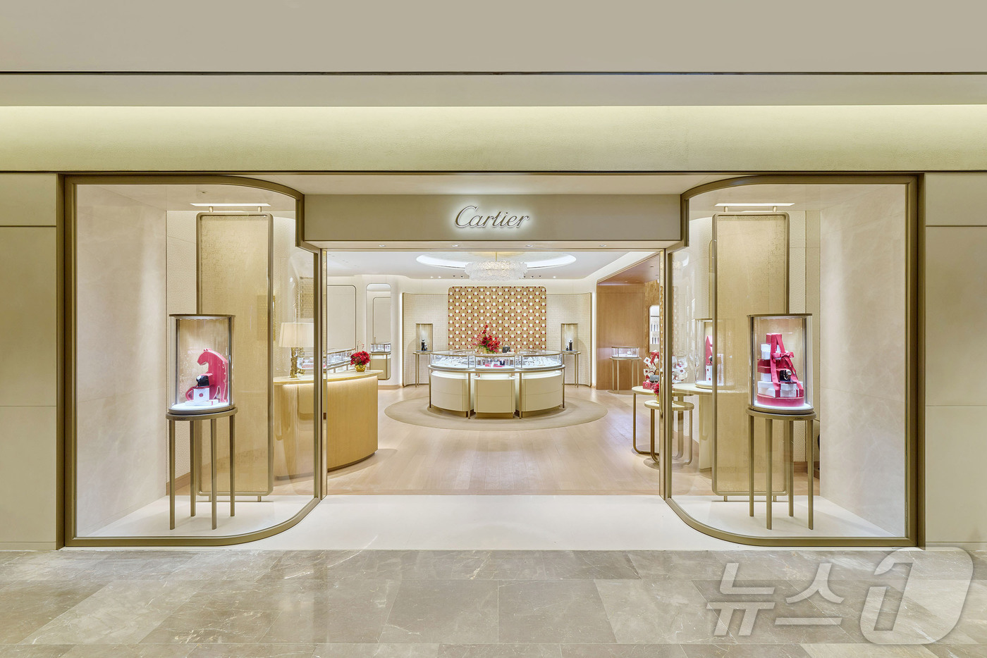 (서울=뉴스1) = 신세계백화점 본점이 글로벌 하이엔드 럭셔리 브랜드들의 매장 리뉴얼, 신규 입점과 함께 국내 최고의 럭셔리 맨션으로 재탄생한다고 3일 밝혔다. 사진은 4일 공식 …