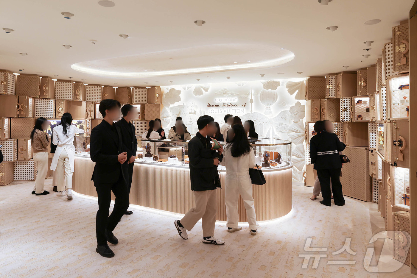 (서울=뉴스1) = 신세계백화점 본점이 글로벌 하이엔드 럭셔리 브랜드들의 매장 리뉴얼, 신규 입점과 함께 국내 최고의 럭셔리 맨션으로 재탄생한다고 3일 밝혔다. 사진은 4일 공식 …