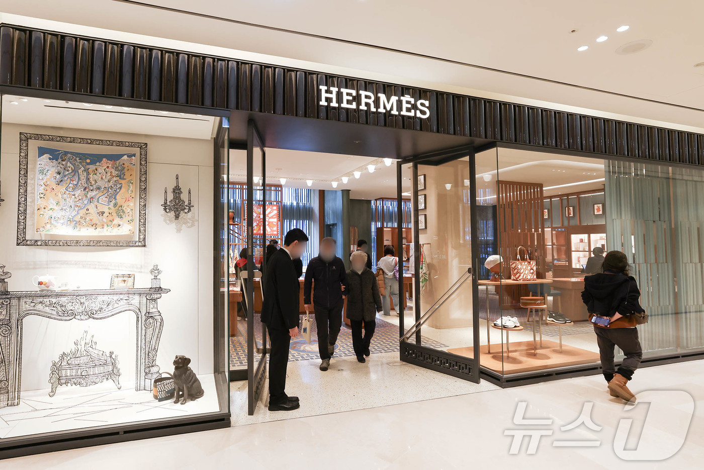 (서울=뉴스1) = 신세계백화점 본점이 글로벌 하이엔드 럭셔리 브랜드들의 매장 리뉴얼, 신규 입점과 함께 국내 최고의 럭셔리 맨션으로 재탄생한다고 3일 밝혔다. 사진은 4일 공식 …