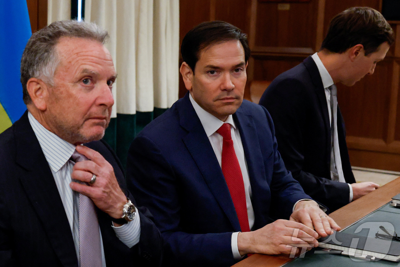 (홀랜데일 비치 로이터=뉴스1) 이정환 기자 = 스티브 위트코프 미국 특사(왼쪽), 마르코 루비오 미국 국무장관(가운데), 도널드 트럼프 미국 대통령의 사위 재러드 쿠슈너가 지난 …