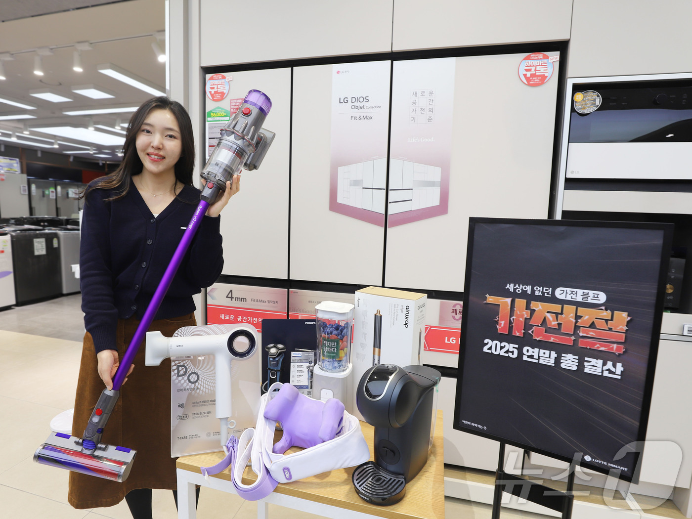 (서울=뉴스1) = 롯데하이마트가 12월 한달간 전국 310여개 매장에서 ‘가전절 챕터2 – 연말총결산’ 행사를 진행한다고 3일 밝혔다. 사진은 모델이 행사 대상 상품을 선보이는 …