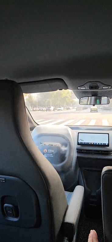 본문 이미지 - 바이두 6세대 자율주행차 &#39;RT6&#39; 주행 모습