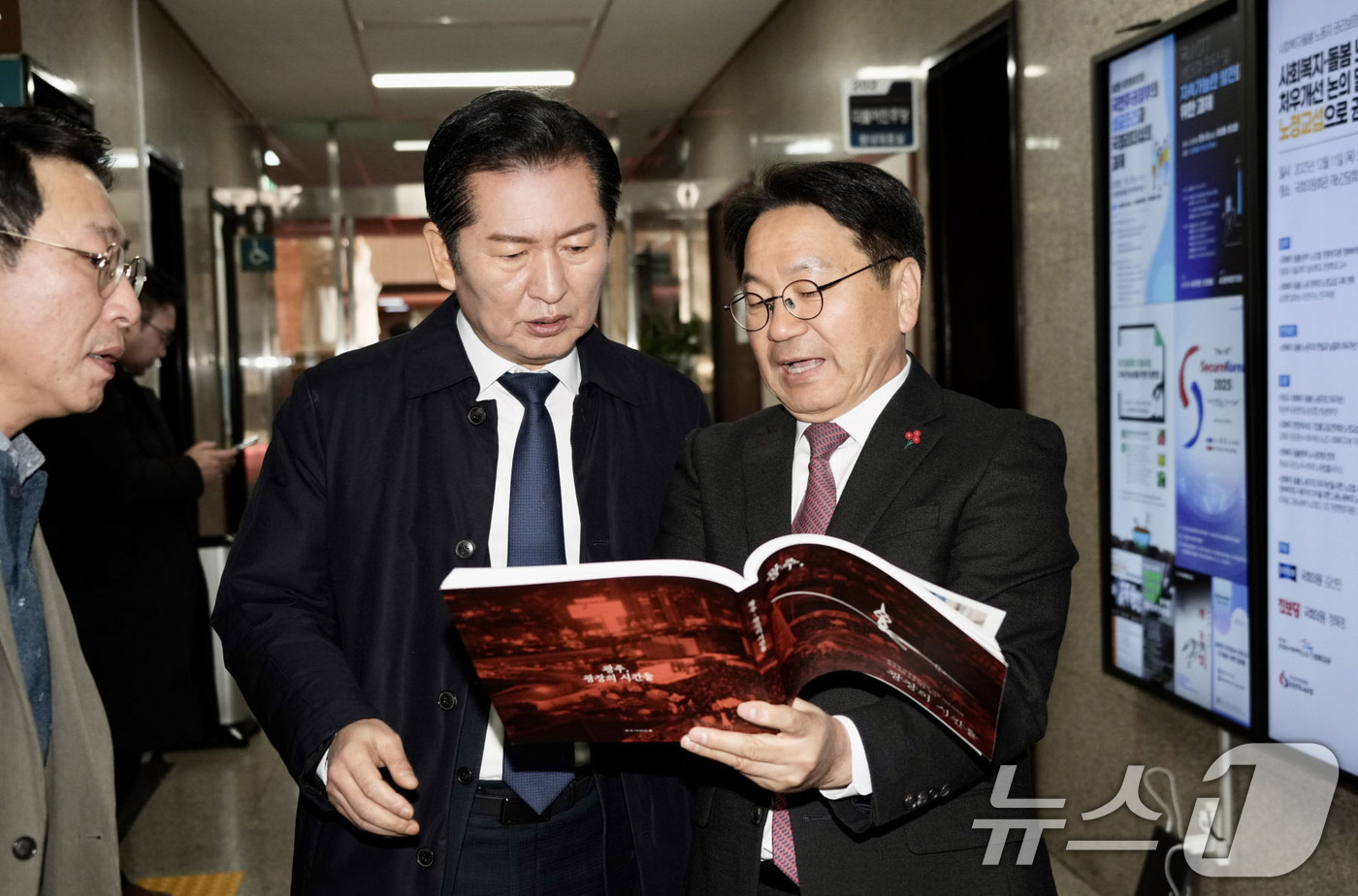 (광주=뉴스1) 박준배 기자 = 강기정 광주시장이 2일 국회 본관에서 정청래 더불어민주당 대표에게 윤석열 비상계엄 선포 이후 시민사회와 광주시의 공동 대응 일지인 '광주, 광장의 …