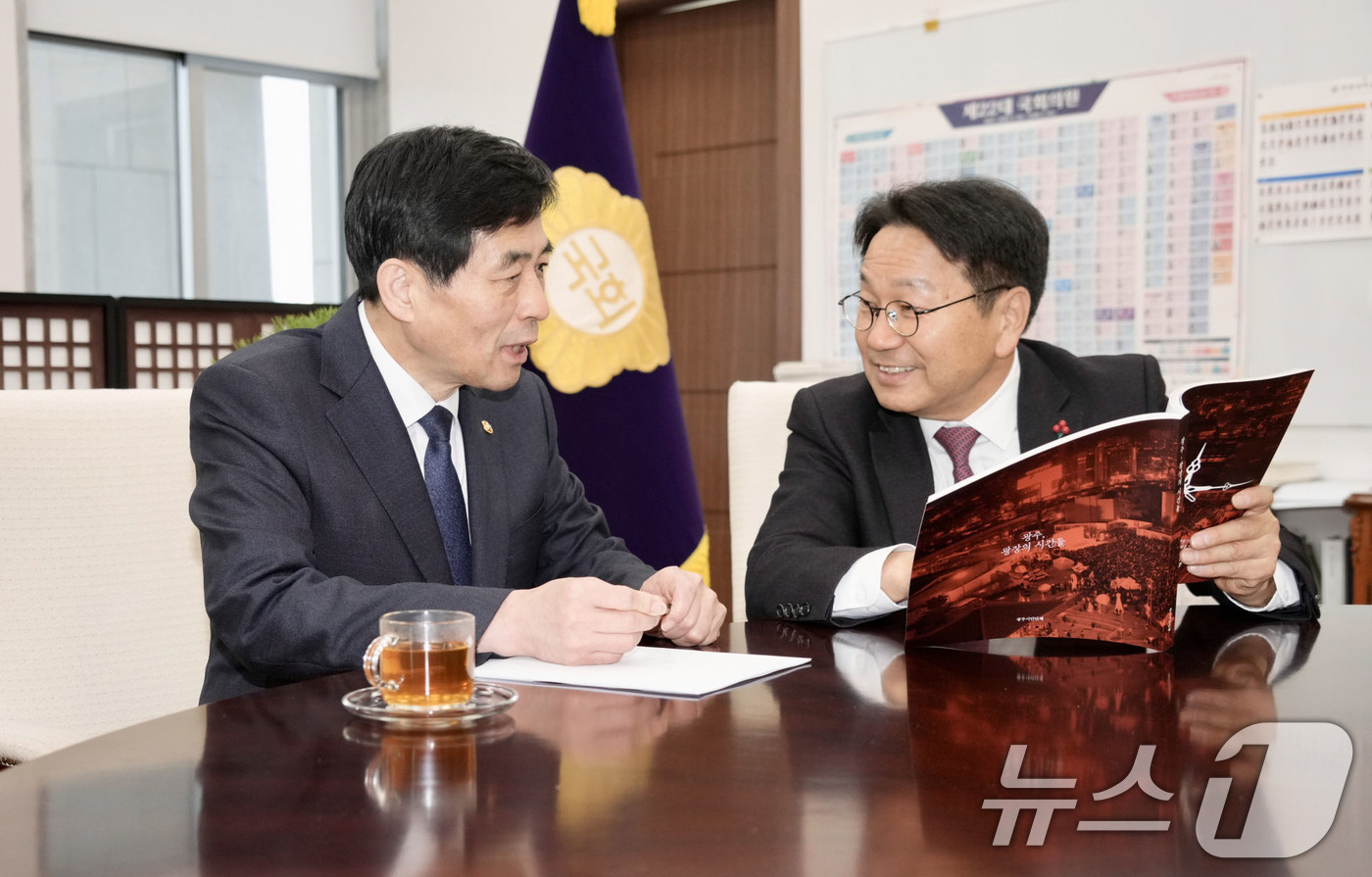 (광주=뉴스1) 박준배 기자 = 강기정 광주시장이 2일 국회 본관에서 김민기 국회 사무총장에게 윤석열 비상계엄 선포 이후 시민사회와 광주시의 공동 대응 일지인 '광주, 광장의 시간 …
