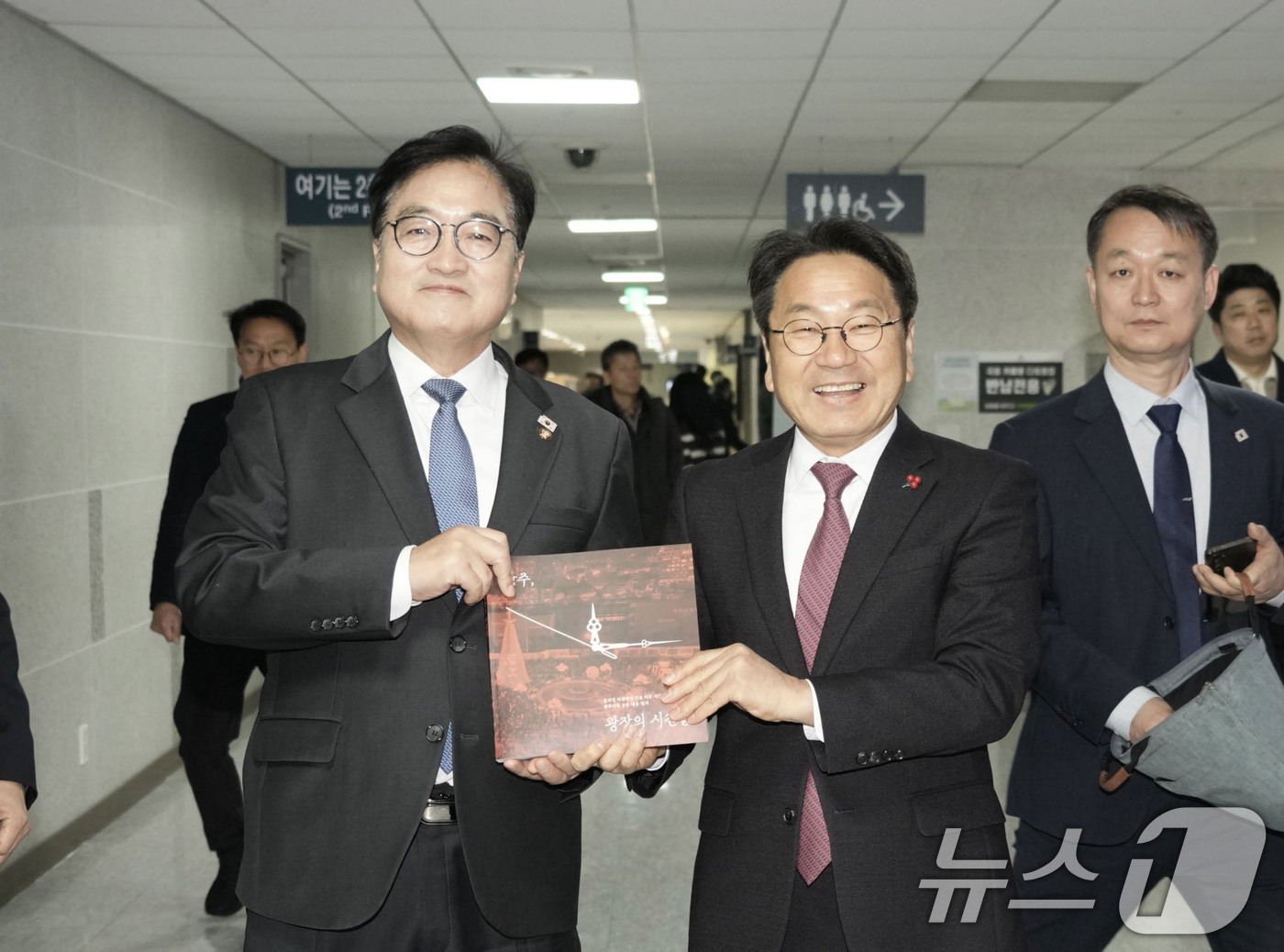 (광주=뉴스1) 박준배 기자 = 강기정 광주시장이 2일 국회 의원회관에서 우원식 국회의장에게 윤석열 비상계엄 선포 이후 시민사회와 광주시의 공동 대응 일지인 '광주, 광장의 시간들 …